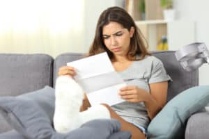 mujer leyendo reclamo de seguro

