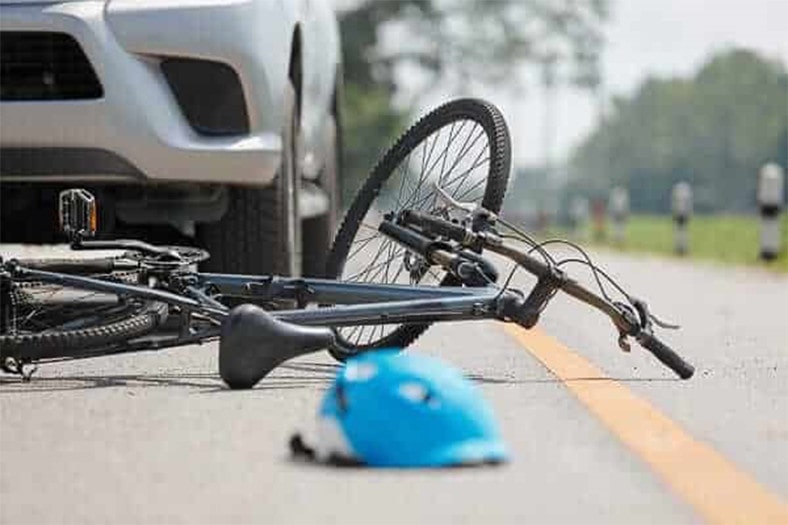 bicicleta en el suelo que fue atropellada por un coche en un accidente