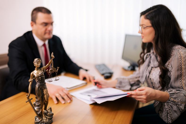 abogado-habla-con-el-cliente-sobre-el-caso-de-derecho-laboral