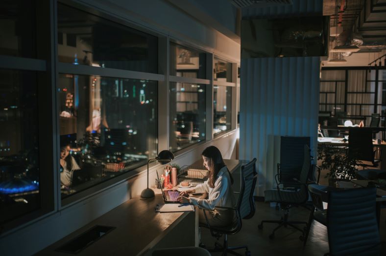 mujer trabajando en su oficina de noche