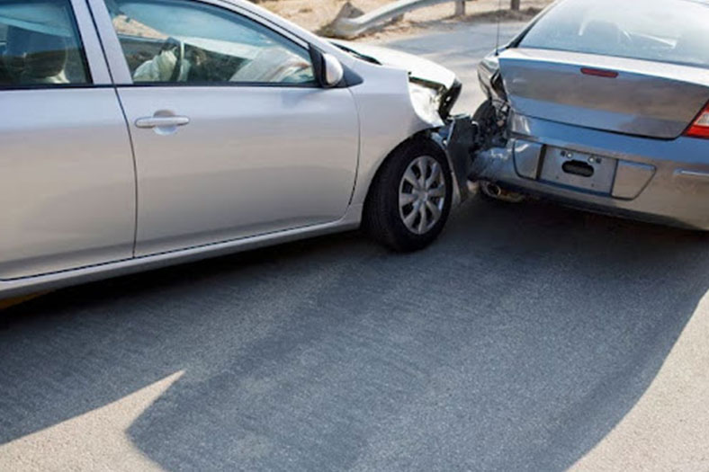 Accidente automovilístico de colisión de 2 autos