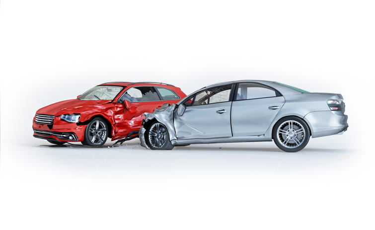 Pasos A Tomar En Un Accidente De Impacto Lateral 23 Modelo A Escala Que Demuestra La Colision Lateral En T Entre Un Auto Plateado Y Un Auto Rojo.