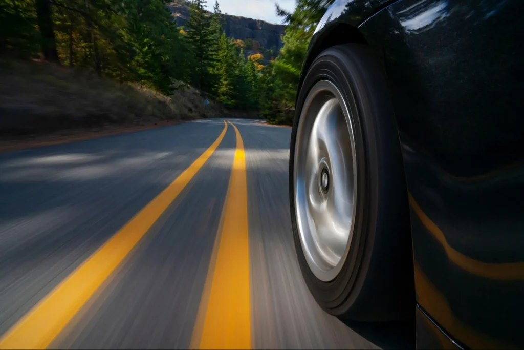 Accidentes Por Exceso De Velocidad Y Sus Peligros 27 Vehículo Desplazándose A Exceso De Velocidad En Una Carretera, Representando El Riesgo De Choques De Impacto A Alta Velocidad.