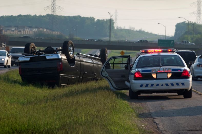Abogados De Accidentes De Vuelco En Colorado 26 Camioneta En Accidente De Vuelco En Carretera Con Patrulla Policial Respondiendo Al Incidente.