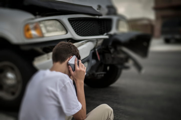 Accidentes De Conductores Adolescentes 18 Conductor Adolescente Hablando Por Teléfono Tras Sufrir Un Accidente Automovilístico Con Daños En La Defensa Frontal De Su Vehículo En Colorado.