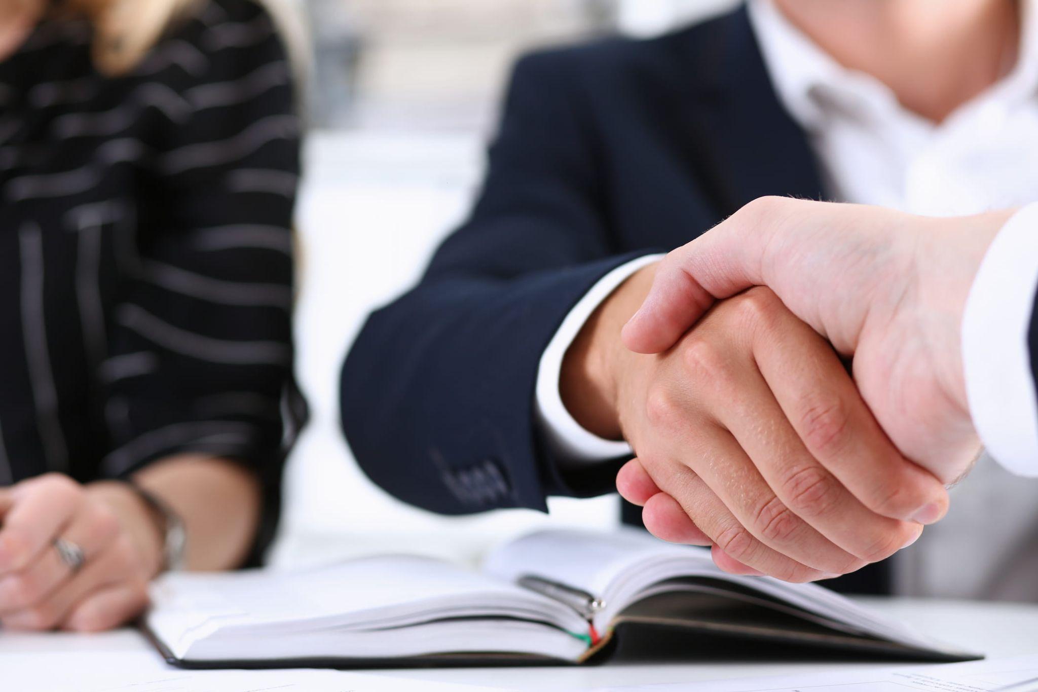 personal injury victim shaking the hand of a personal injury attorney
