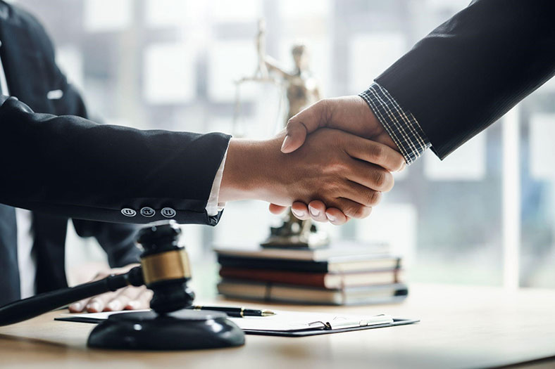 wrongful death attorney shaking hands with client